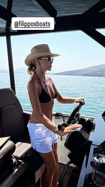 Amanda holden  page leaked private photo uncensored HD quality
