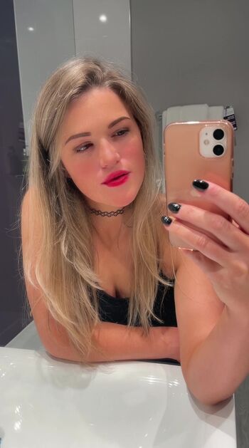 Courtney pose page leaked private photo uncensored HD quality