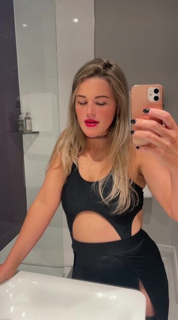 Courtney pose page leaked private photo uncensored HD quality