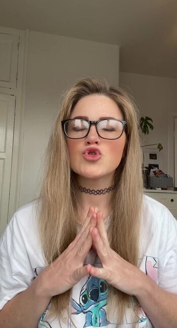 Courtney pose page leaked private photo uncensored HD quality