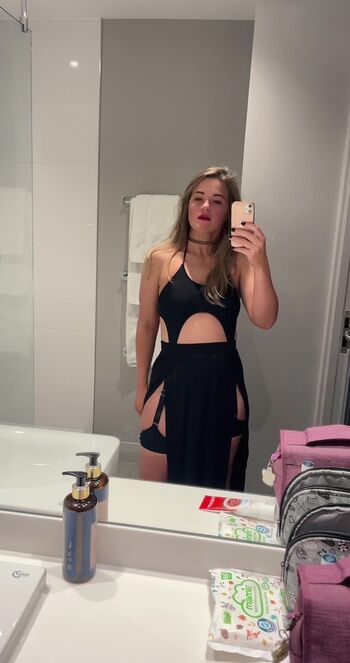 Courtney pose page leaked private photo uncensored HD quality