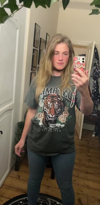 Courtney pose leaked private photo uncensored HD quality