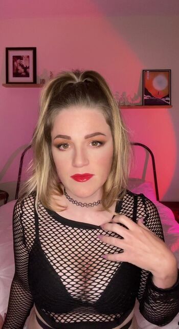 Courtney pose leaked private photo uncensored HD quality