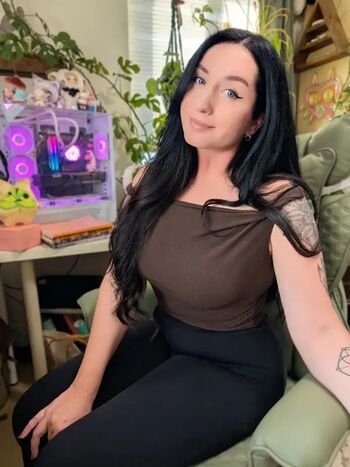 Flosluna leaked private photo uncensored HD quality
