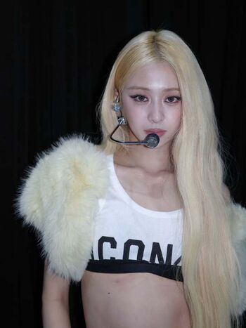 Huh yunjin leaked private photo uncensored HD quality