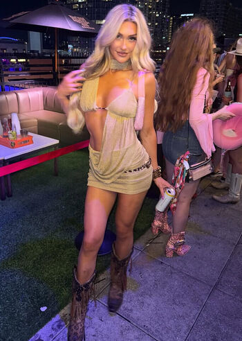 Izzi dame leaked private photo uncensored HD quality