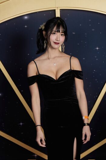 Jinnytty page leaked private photo uncensored HD quality