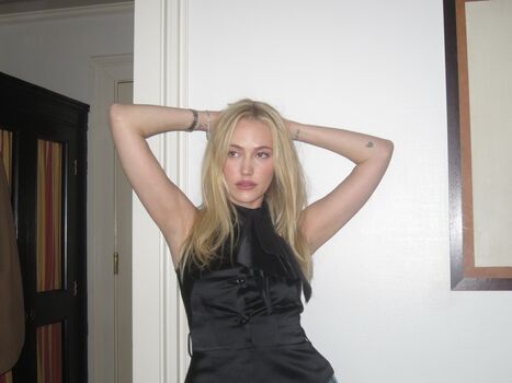 Maika monroe page leaked private photo uncensored HD quality