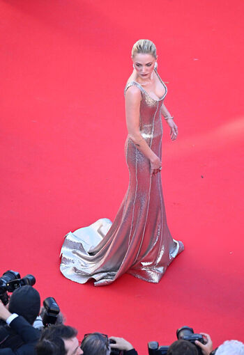 Maika monroe page leaked private photo uncensored HD quality