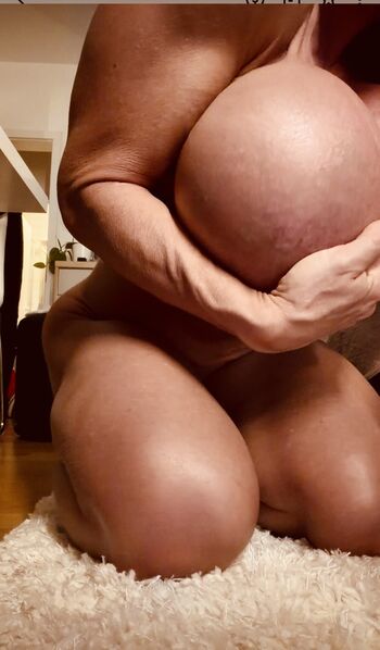 Queenmuscleboobs page leaked private photo uncensored HD quality