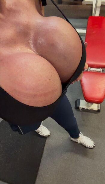 Queenmuscleboobs page leaked private photo uncensored HD quality