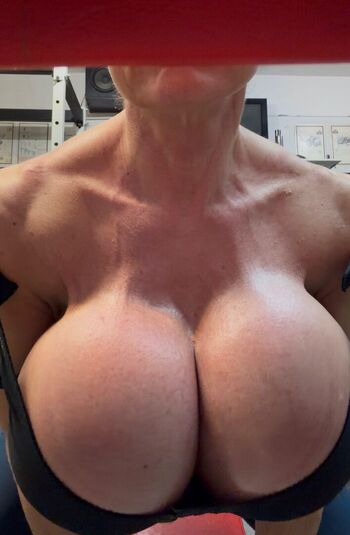 Queenmuscleboobs page leaked private photo uncensored HD quality