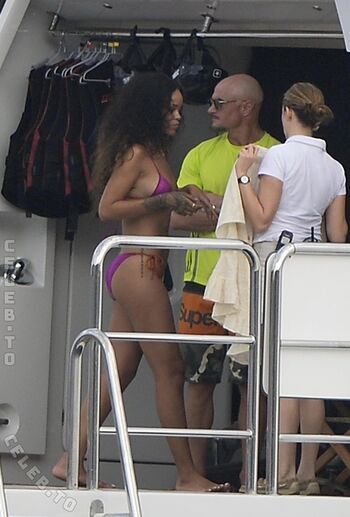 Rihanna  page leaked private photo uncensored HD quality