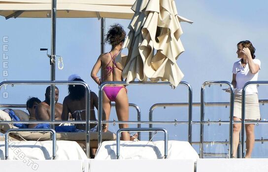 Rihanna  page leaked private photo uncensored HD quality