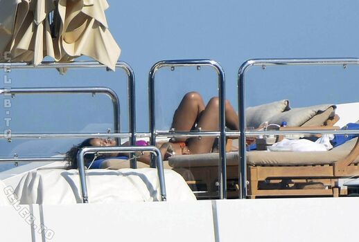 Rihanna  page leaked private photo uncensored HD quality