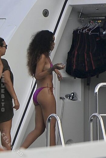 Rihanna  page leaked private photo uncensored HD quality