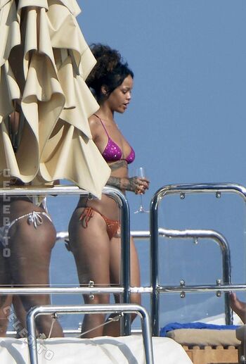 Rihanna  page leaked private photo uncensored HD quality