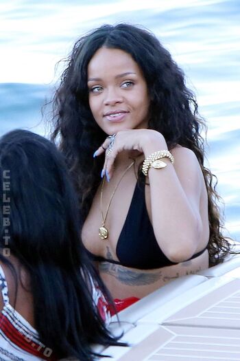 Rihanna  page leaked private photo uncensored HD quality