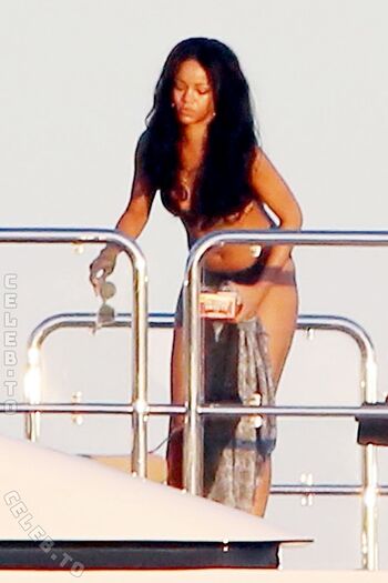Rihanna  page leaked private photo uncensored HD quality