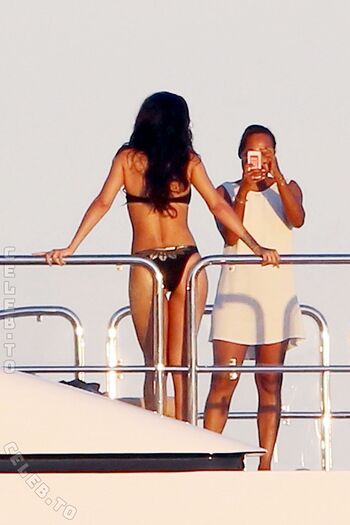 Rihanna  page leaked private photo uncensored HD quality