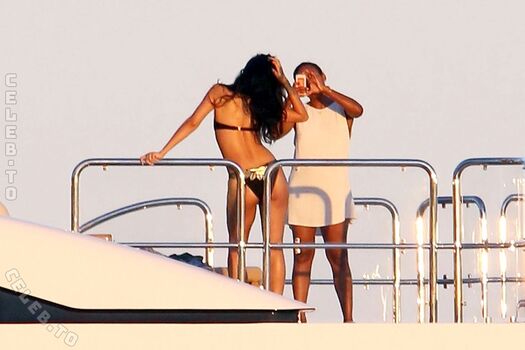 Rihanna  page leaked private photo uncensored HD quality