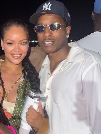 Rihanna  page leaked private photo uncensored HD quality