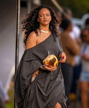 Rihanna  page leaked private photo uncensored HD quality