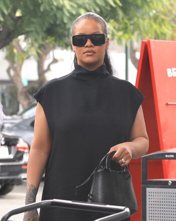 Rihanna  page leaked private photo uncensored HD quality